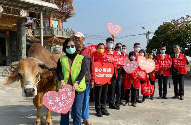 创世基金会台南分院日前牵着牛车，送暖植物人家庭。（创世提供／李宜杰台南传真）