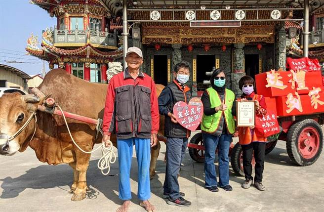 创世基金会台南分院日前牵着牛车，送暖植物人家庭。（创世提供／李宜杰台南传真）