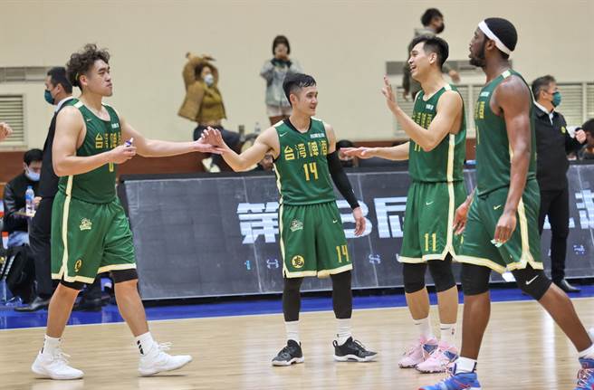 台啤隊長蔣淯安(中)28日宣告傷癒復出，幫助球隊拿下開季20連勝。(中華籃協提供)