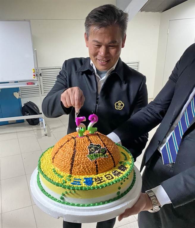 台啤總教練周俊三賽後開心切著自己生日蛋糕。(台啤提供)