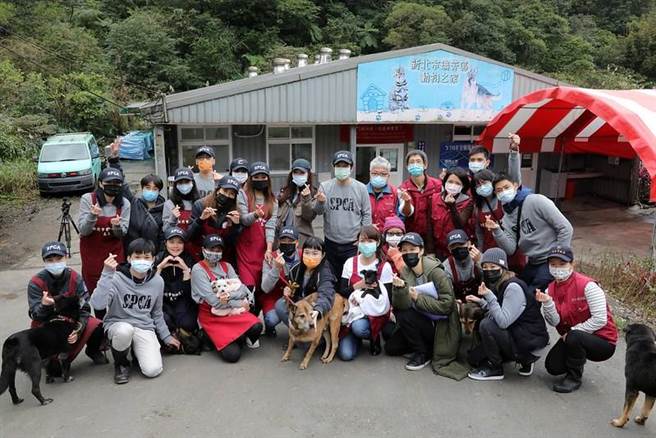 副總統賴清德本月10日瑞芳動物之家擔任一日志工，並宣導動保觀念。(總統府提供)