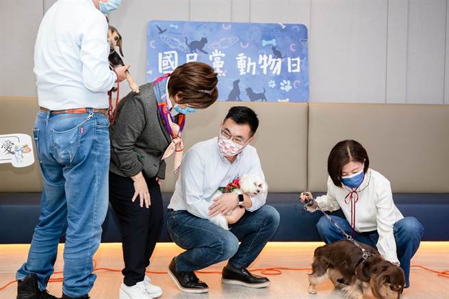 國民黨本月22日舉辦「國民黨動物日」活動，黨主席江啟臣（右2）、文傳會主委王育敏（右1）與會。（國民黨青年部提供）