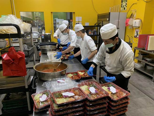 位于芦竹区的川门子餐厅贴心制作餐点送给卫生局的疫调人员。（姜霏翻摄）