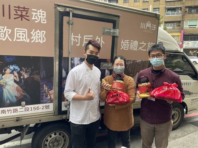 川门子不仅照料桃医的医护人员，同时也关心卫生局的同仁。（姜霏翻摄）