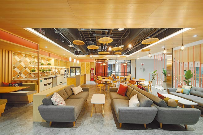 Google台湾新办公室内的公共空间与微型厨房。图／Google提供