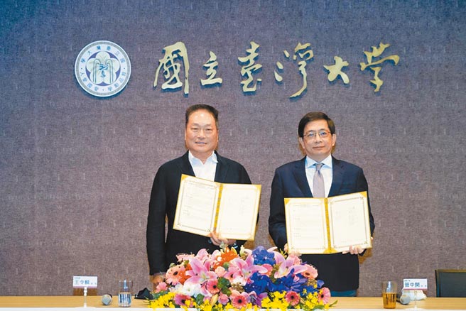 东森集团总裁王令麟(左)与台湾大学校长管中闵（右）签署MOU，东森集团将捐赠一栋生技大楼予台大进行学术研究与产学合作。图／东森提供