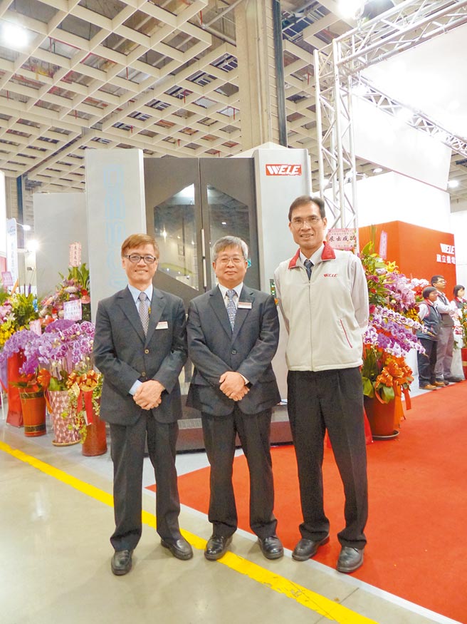 崴立在高阶经营团队带领下持续投入研发创新，图为国外行销处协理卢维信（左起）、总经理苏锦添与国内行销客服处协理徐源相。图／庄富安