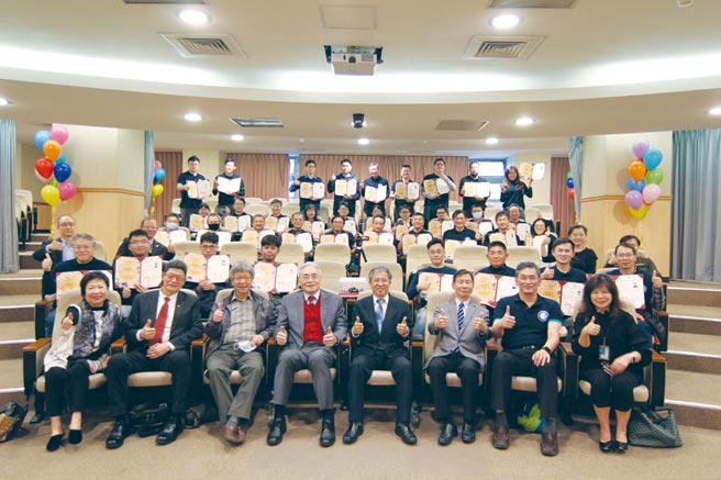 中国科技大学AIoT智慧制造高阶经理班第一期结训学员。图╱中国科技大学提供