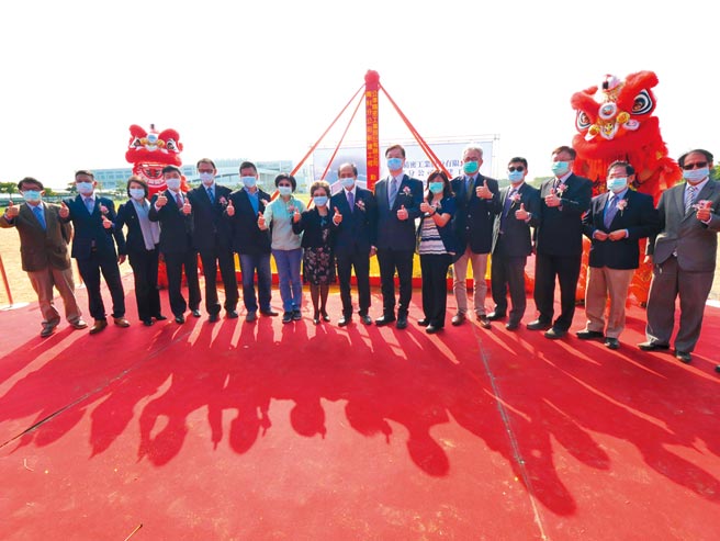 公准精密董事长苏友欣（右八）。图／周荣发