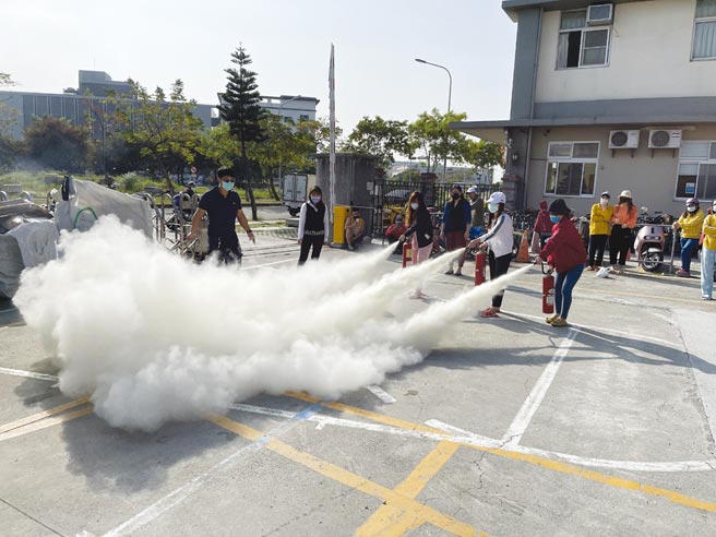 长宏人力防灾演练（灭火器使用）。图／长宏人力提供