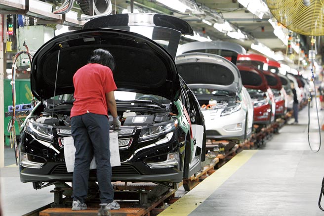 全球车用晶片缺货，美日欧对我国发出增产求救函，经济部邀集台积电在内的4家主力晶圆制造厂商议，各厂都表达全力配合态度，图为汽车厂生产线。（美联社）