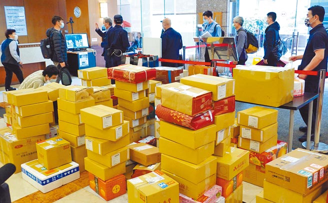 立法院传1名女职员及立委助理被匡列进「部桃专案」居家隔离名单，立院加强管制，外送到中兴大楼立委办公室的包裹只能送至门口，堆迭成山。（姚志平摄）