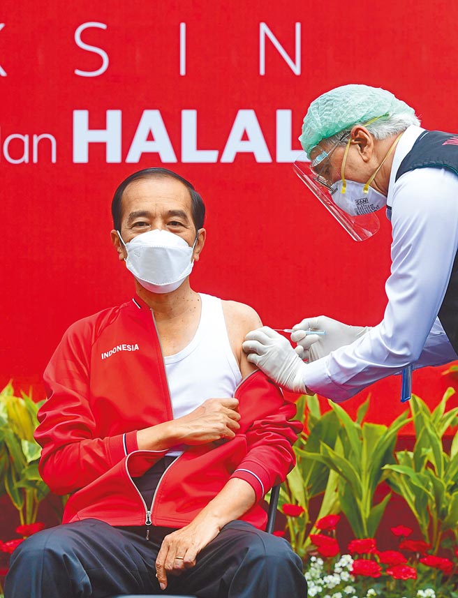 以色列的輝瑞疫苗接種者打第2劑後，感染比率僅萬分之1點多。而印尼總統佐科（左）27日則在總統府接種第二劑中國科興公司的新冠疫苗。（新華社）