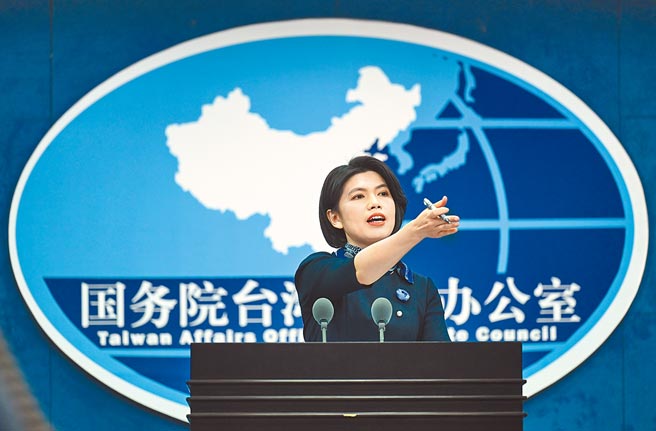 国台办发言人朱凤莲27日在发布会上邀请记者提问。（新华社）