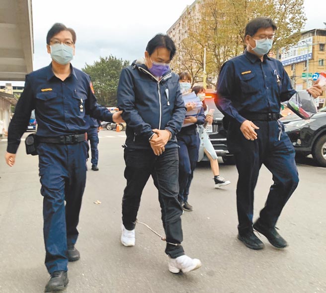 國民黨籍新北市議員曾煥嘉（中）涉嫌詐領助理費27日被聲押禁見，初估金額逾百萬元。（中央社）