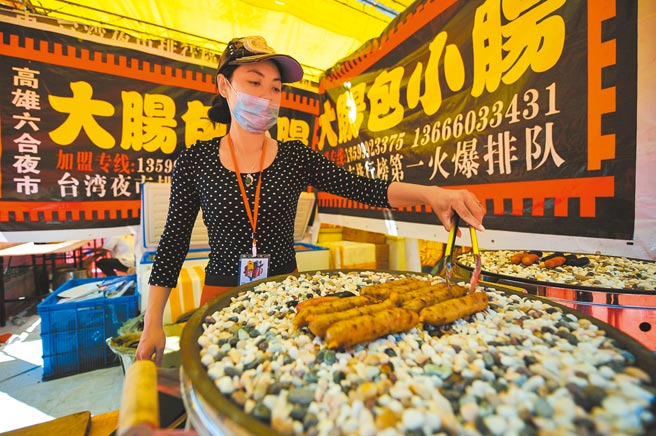 大陆将严禁自台湾输入猪肉制品。图为2015年呼和浩特首届「台湾环岛夜市美食嘉年华亚太巡展」，吸引许多人前来一饱口福。 （新华社）