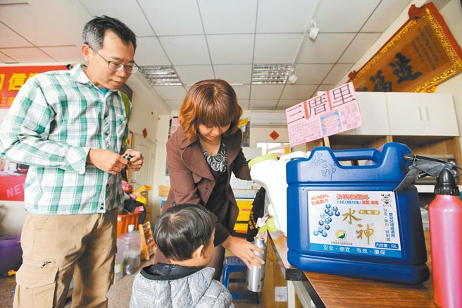 水神在全台设有近百家抗菌液补充站据点，协助全民防疫。（本报资料照片）