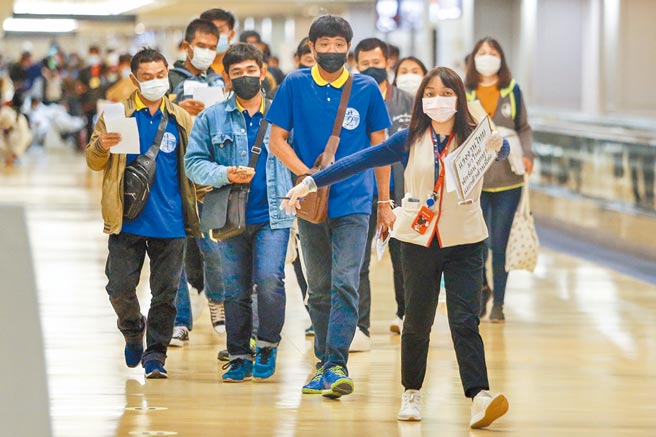 劳动部劳动力发展署官员表示，移工如果在检疫过程中确诊，就算是不可归责于雇主的确诊，雇主仍应视为普通伤病假给薪。图为自桃园机场入境的外籍移工。（本报资料照片）