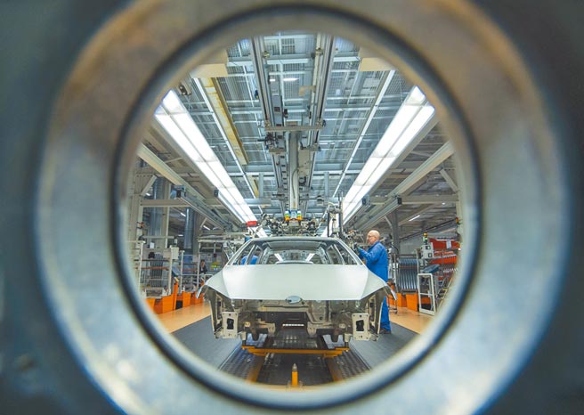 TrendForce报告指出，今年全球车市销售回温，总量将达8400万辆，较去年增加700万辆，车用半导体紧缺问题将持续影响整车出货。图为德国汽车厂。（美联社）