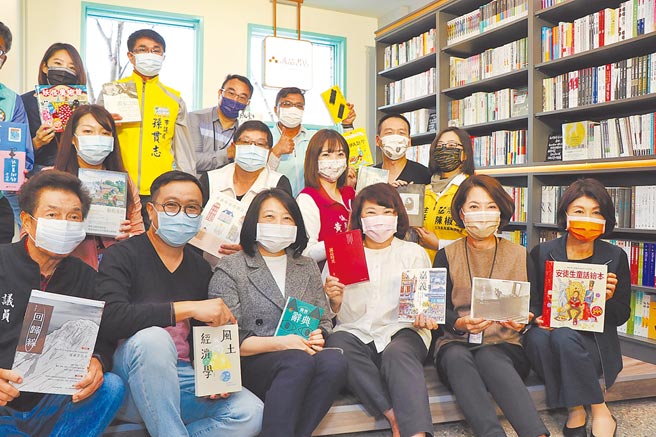 在各界期待下，诚品书店重新回归嘉义，并选在刚开幕不久的嘉义市立美术馆落脚。（吕妍庭摄）