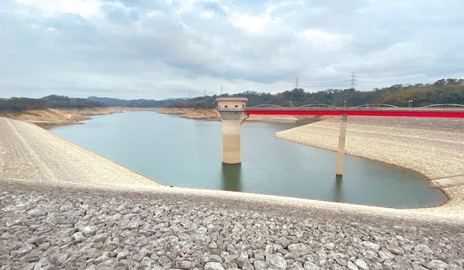 半世纪以来最惨！桃竹苗降雨量惨不忍睹，宝二水库只剩2成蓄水率，库底土石裸露，大新竹用水只能仰赖北水南送、海水淡化来救援了。（陈育贤摄）