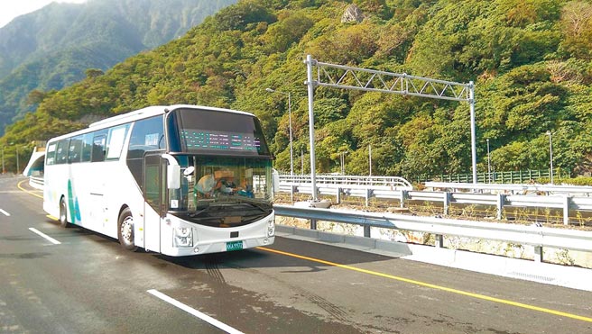 今年春节苏花改全路段将首次开放大客车行驶路肩。（首都客运提供／吴康玮台北传真）