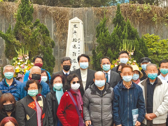 太平轮海难72周年，基隆市府与罹难家属27日至纪念碑悼念。（陈彩玲摄）