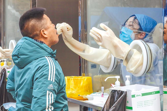 疫情之下，核酸檢測行業成為大熱門。圖為北京市西城區對居民實施核酸檢測。（新華社）