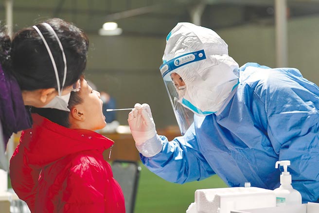 核酸檢測同樣火紅，人人搶著發財。圖為核酸檢測人員採樣的畫面。（新華社）
