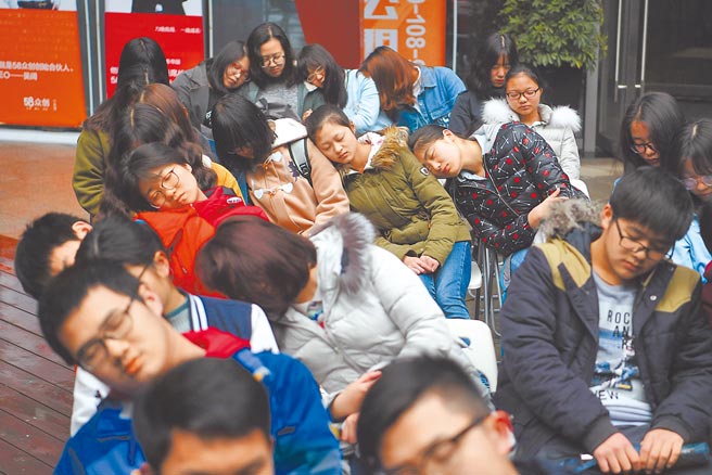 大陸媒體引述調查顯示，大陸有超過3億成年人有睡眠困擾。圖為長沙一創業園為創業者上起了睡眠減肥課。（中新社）
