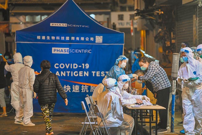 香港特首林郑月娥27日以视讯连线方式，向大陆国家主席习近平述职，习近平表示，很关心也很担忧香港爆发的第四波疫情。图为港府强制检测油麻地3栋大楼，居民排队进行检测及领取物资。（中新社）