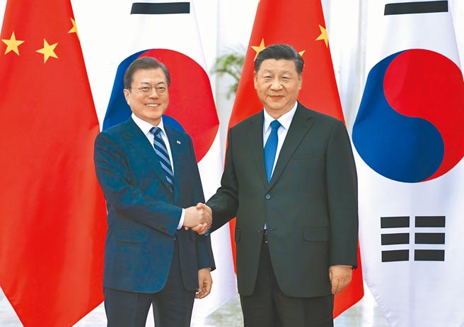 中国国家主席习近平26日晚与韩国总统文在寅通话。图为二人于2019年12月23日在北京会面。（新华社）