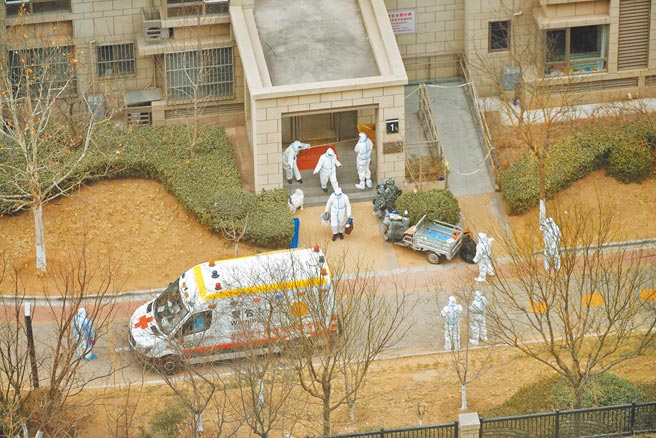 大陆官方26日通报新增本土病例仅55例，是近两周最低纪录，就连重灾区黑龙江省也仅通报29例本土病例。图为北京市高风险地区防疫工作直击。（新华社）