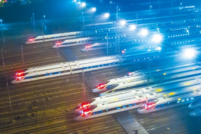 2021年春运大幕今天拉开。图为南京高铁列车准备出发。（中新社）