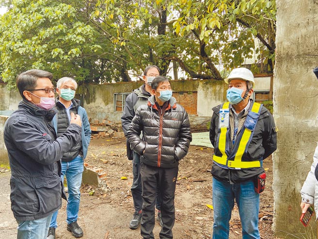 塭仔圳第一区皆由荣工工程得标，工程人员并与地政局副局长汪礼国（左）前往现场会勘，预计将在29日进场建构施工基地。（新北地政局提供／李俊淇新北传真）