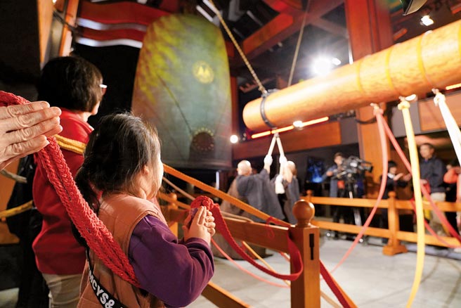 法鼓山除夕撞钟改採线上模式，做好防疫也能祈福。（新北市民政局提供／叶德正新北传真）