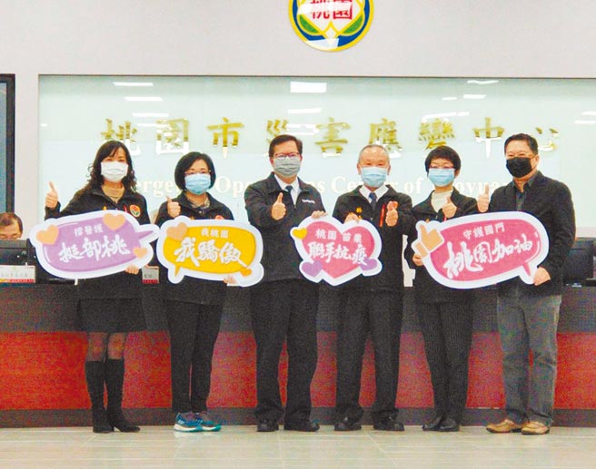 苗栗县长徐耀昌（右三）27日亲送防疫物资给桃园市长郑文灿（左三），徐说提醒苗栗县府员工疫情间可透过网路等方式联络取代出差，被解读是「禁桃令」，纯粹是误会。（赖佑维摄）