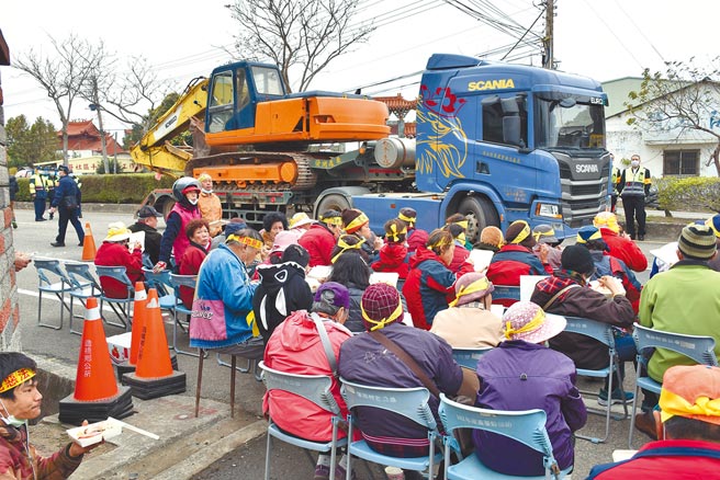 造橋鄉民27日抗議坤輿掩埋場，阻擋業者器械進場，雙方在大門外對峙。（謝明俊攝）