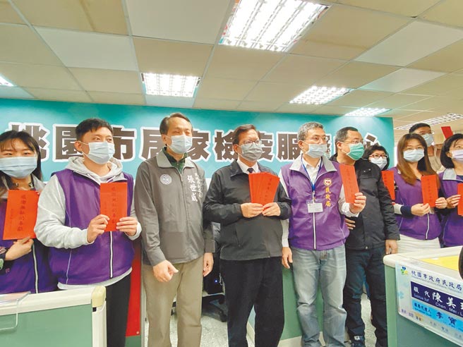 桃园市长郑文灿27日赴「居家检疫服务中心」慰劳并致赠礼券，喊话：「守住桃园就是守住台湾！」（蔡依珍摄）