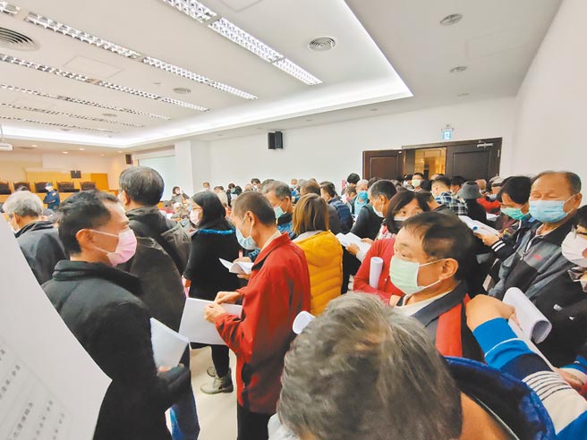 彰化和美老人会27日在台湾地方法院召开第一次债权人会议，挤进将近300位债权人。（民眾提供／吴建辉彰化传真）