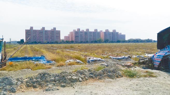 打铁厝产业园区位在彰化县鹿港镇富丽大镇北侧共9.99公顷为台糖土地，歷经多年争议，日前通过彰化县召开的环评审议，预计明年将进入实质开发的阶段。（吴敏菁摄）