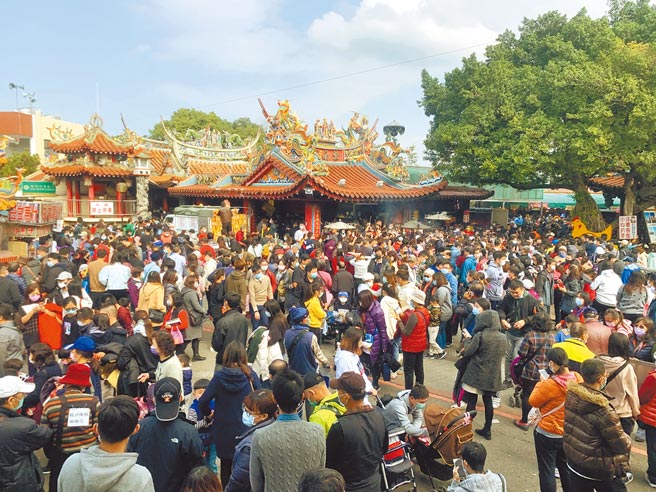 疫情升温，南投县紫南宫已宣布大年初一不发送招财钱母。（廖志晃摄）