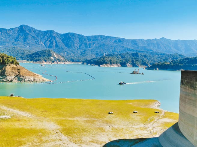 台南曾文水库蓄水量已跌破亿吨，截至27日蓄水量只剩9553吨。（刘秀芬摄）