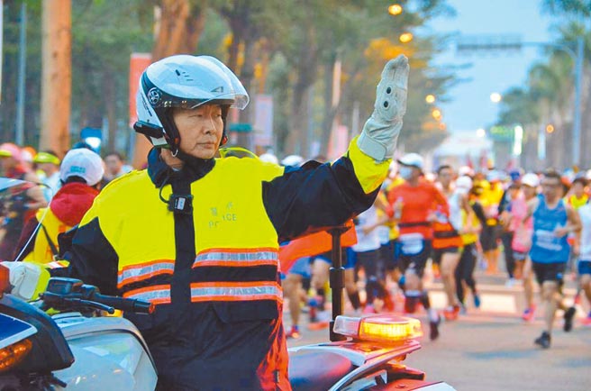 高巿警勤务不输北部，巿议员黄绍庭27日建议应比照双北相同的繁重加给。图为警察执行勤务。（高巿警交大提供／曹明正高雄传真）