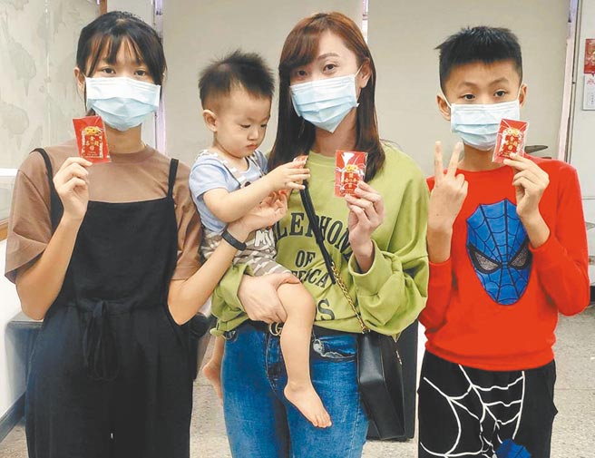 潮州鎮公所製作「潮庄香火」祈福御守，共有10種款式10套吉祥話，民眾索取熱烈。（潘建志攝）