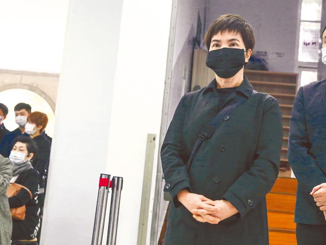 李艷秋昨出席白银告别式，送恩师最后一程。（粘耿豪摄）