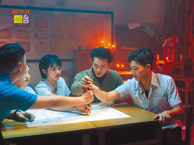 黄冠智（右起）、姚淳耀、李玲苇及韩寧在「不可思议返校日」特别节目中玩笔仙。（Netflix提供）
