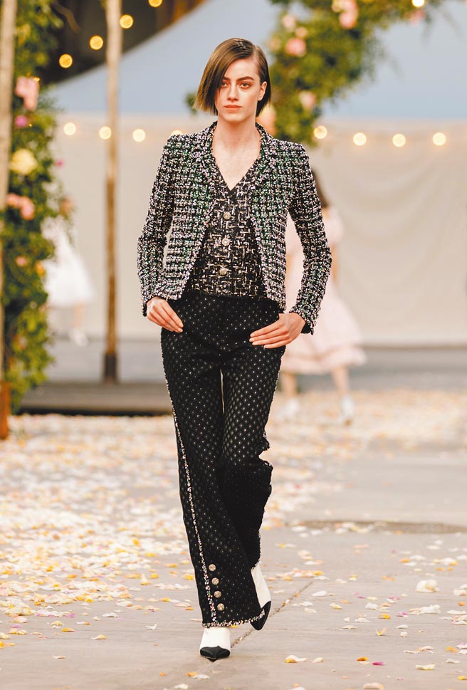 裤脚的细节金扣，让人不得不讚叹这季高级订制服的细节处理相当到位。（CHANEL提供）