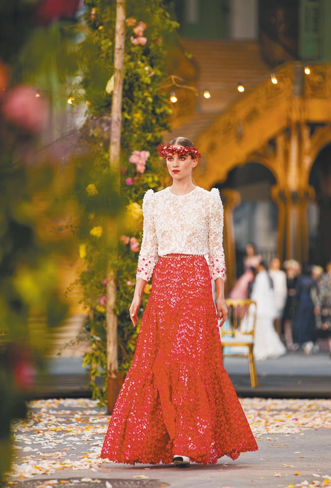 繁复的花卉装饰与蕾丝刺绣工艺，展现了CHANEL高超的技艺水准。（CHANEL提供）