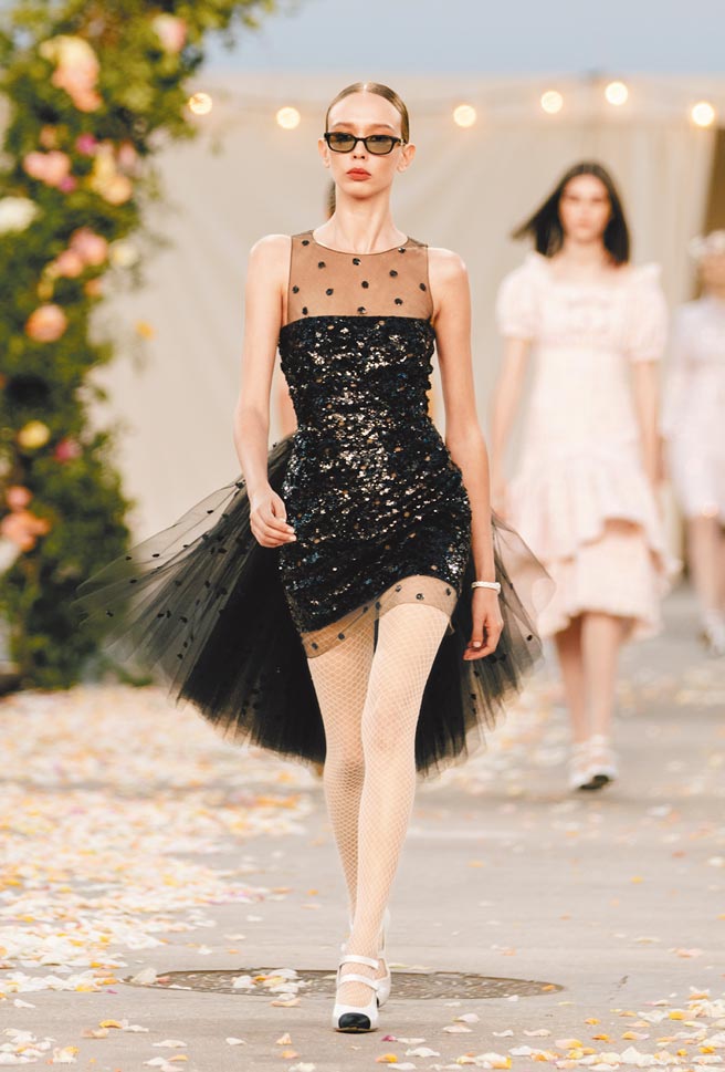 结合亮片与乌干纱裙襬，让人印象深刻。（CHANEL提供）